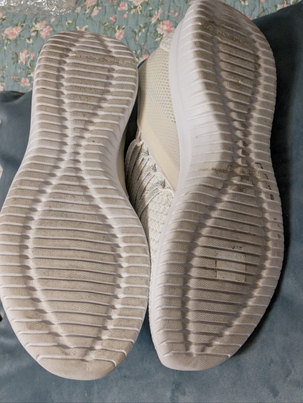 Skechers White & Cream Slip-On Sneakers. Size 8 - Picture 10 of 10